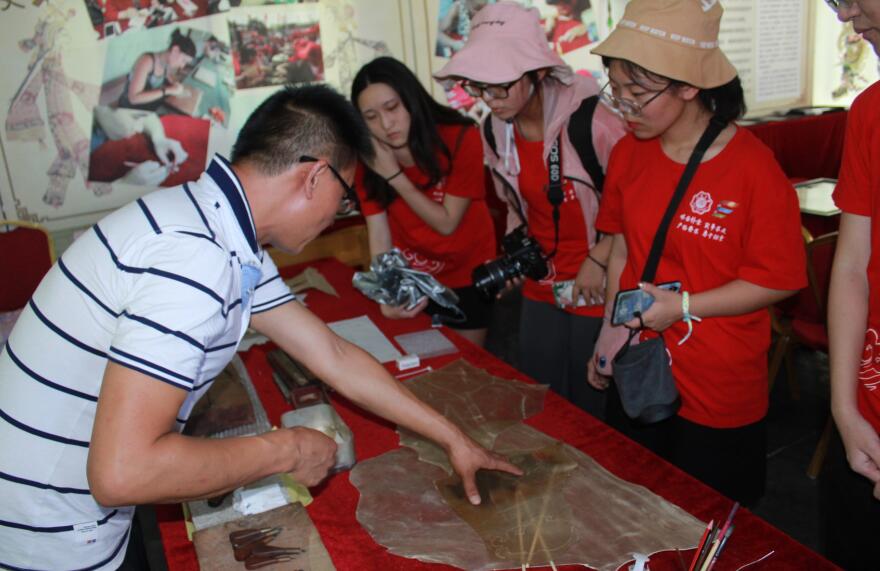 传统+创新 让年轻人爱上皮影戏（最新发布）