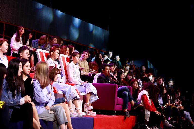 《快乐男声》南京唱区晋级赛启动 儿子参赛妈